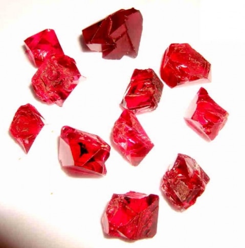 Spinel ruw ongeslepen.